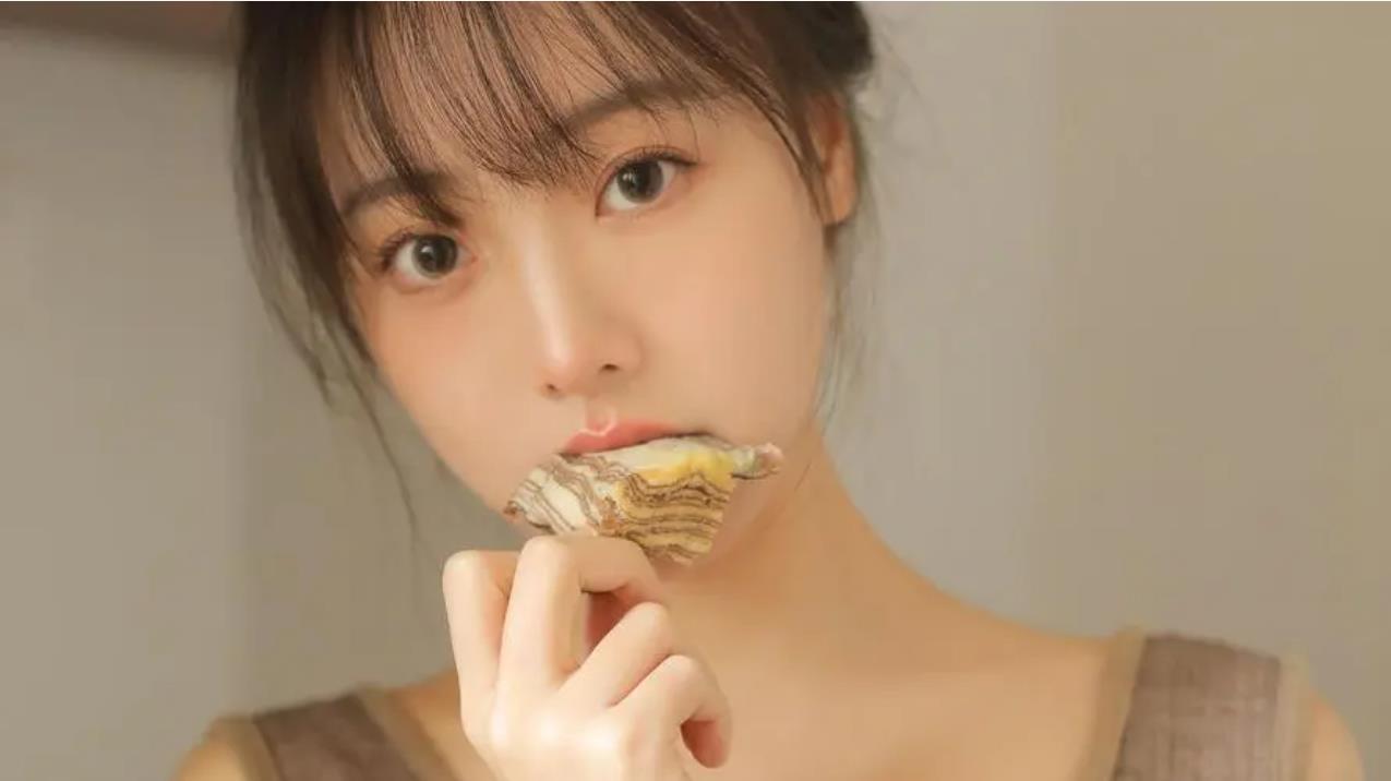 女生这三个部位一碰准动情(最让女人心动的肢体接触)