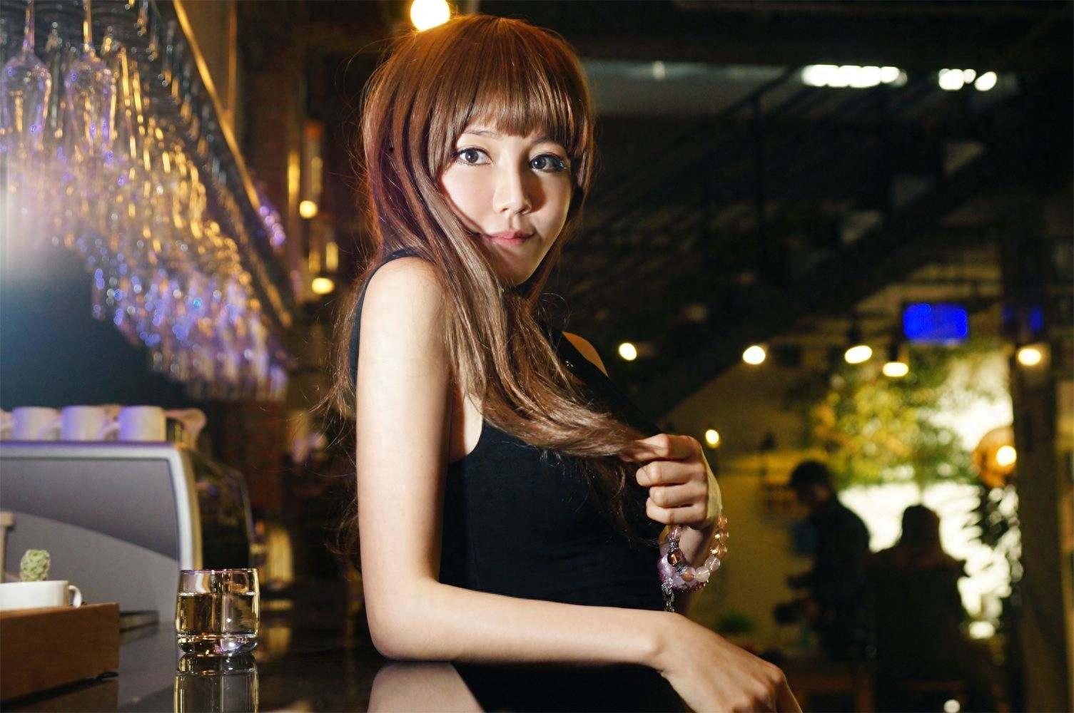 在酒吧怎么搭讪妹子（如何在酒吧和女生搭讪）