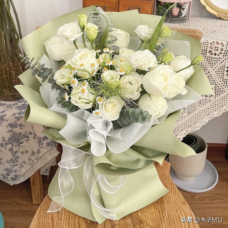 白玫瑰的花语以及适合送什么人(纯洁浪漫的白玫瑰是求爱之花)