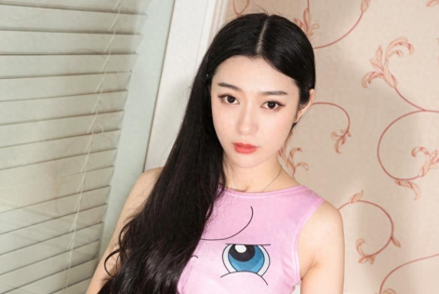 怎样知道女孩是否喜欢你(看这3个动作一清二楚)