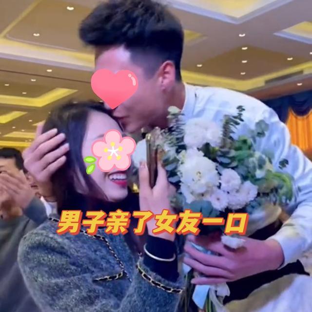 婚礼上收到了男友抢的手捧花，多么幸福啊