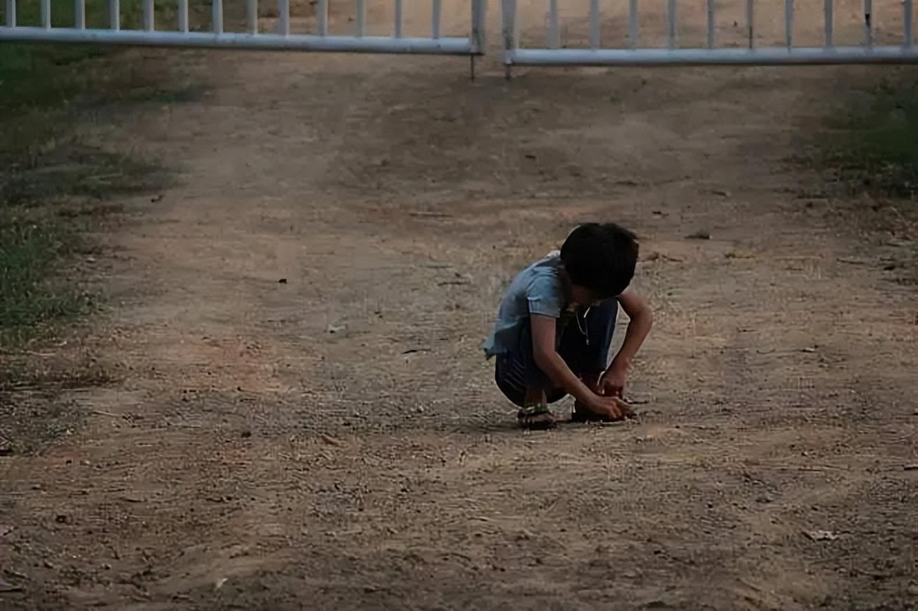 孩子在学校被孤立了应该如何疏导（孩子被同学孤立怎么办）