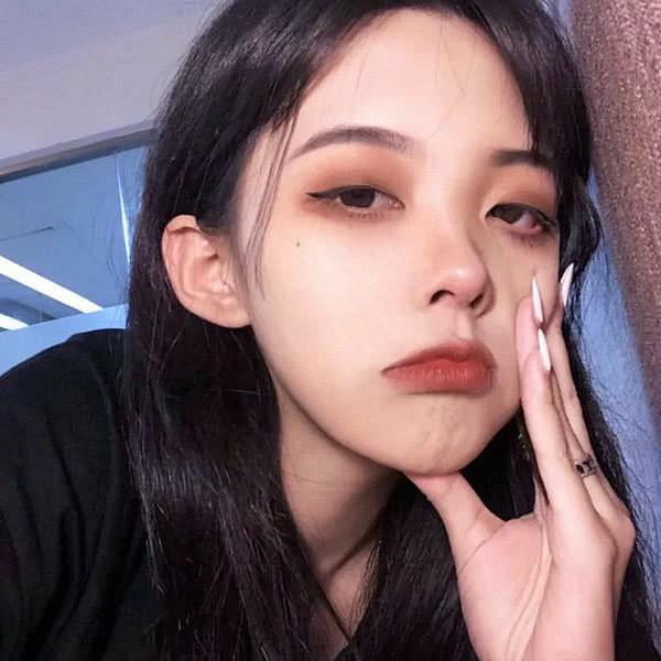 追女生经常做这三个举动(容易让她爱上你)