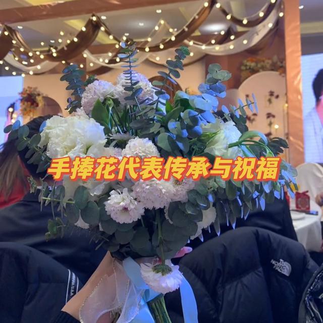 婚礼上收到了男友抢的手捧花，多么幸福啊