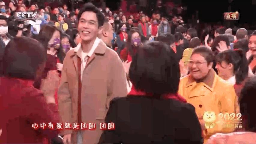 张若昀春晚高马尾错位图好好笑，还有一点点可爱！