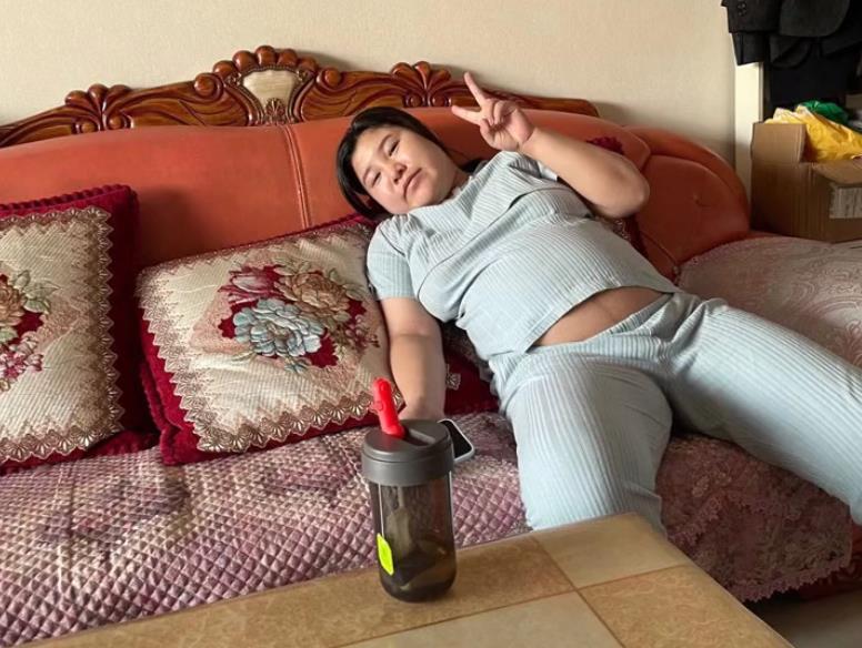 小两口结婚一年暴涨130斤，颜值前后变两人