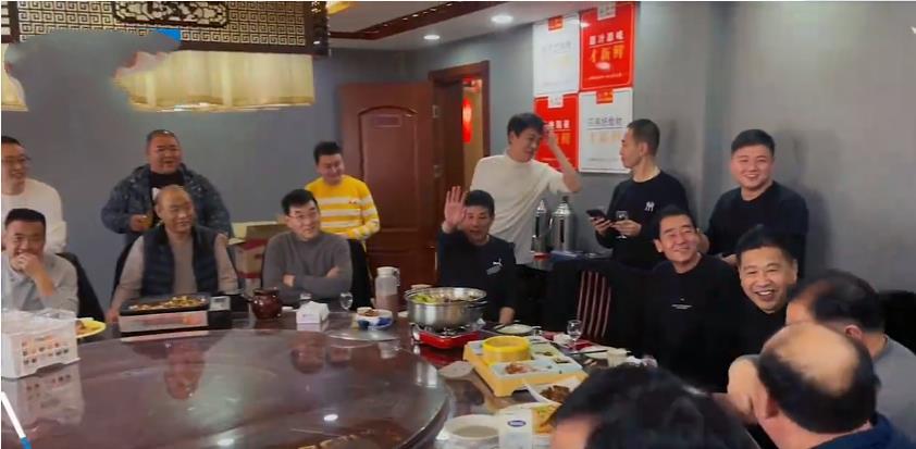 父辈18个结拜兄弟带18个儿子聚会,这才是纯爷们聚会