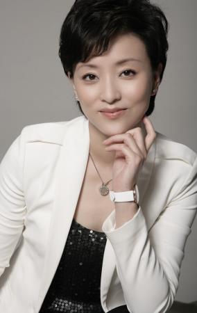 给各台春晚气质主持打分,倪萍成经典,马凡舒初登台惊艳