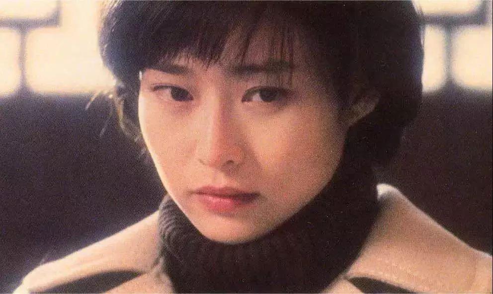 《红玫瑰与白玫瑰》主题分析（张爱玲对婚姻的思考和探讨）