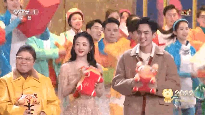 张若昀春晚高马尾错位图好好笑，还有一点点可爱！