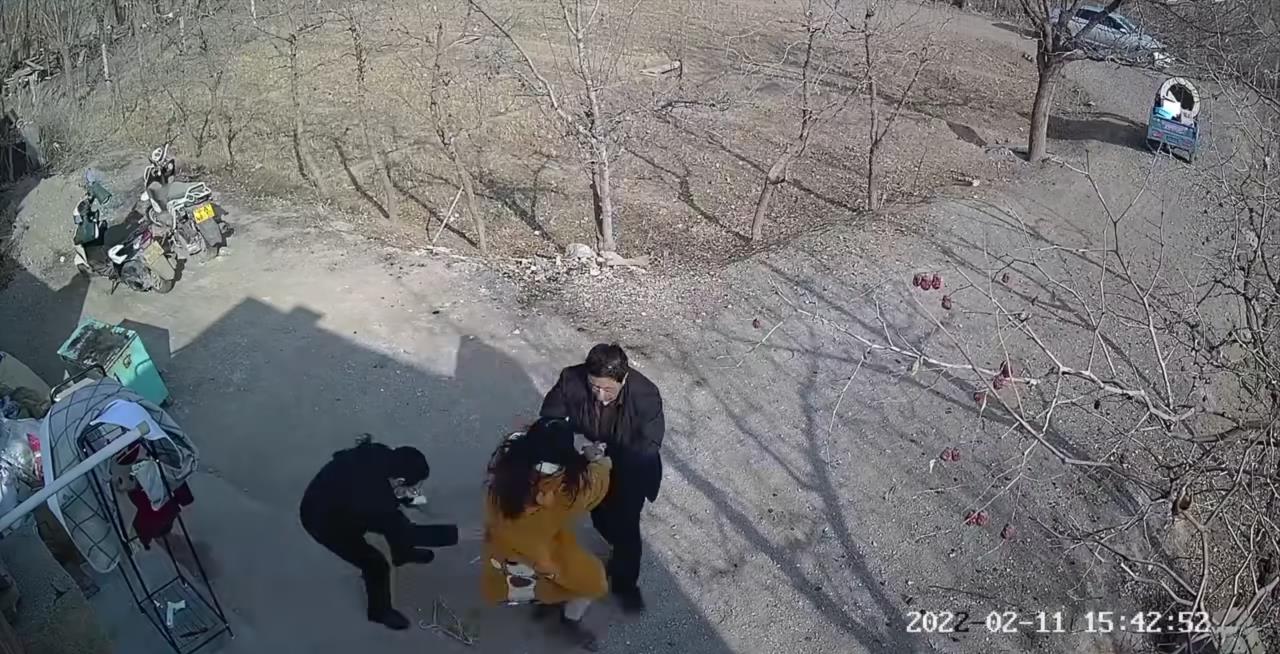 被强行拖走女孩称50万彩礼是气话,不希望父母被追究法律责任