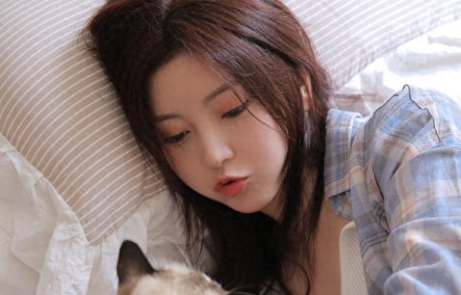 一个女孩子喜欢你会有什么表现(女人喜欢自己的表现)