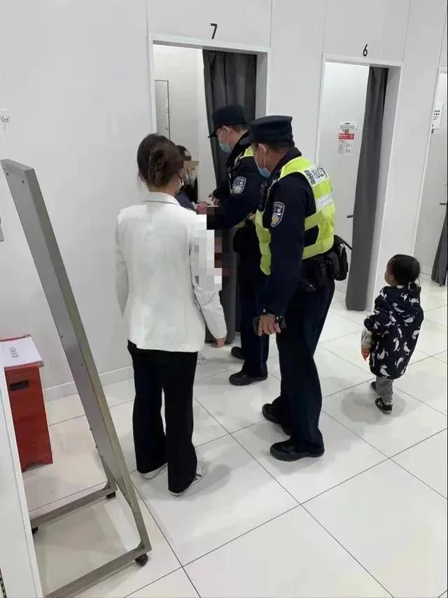 传女子在优衣库产子 警方回应：家中产子后来买衣服