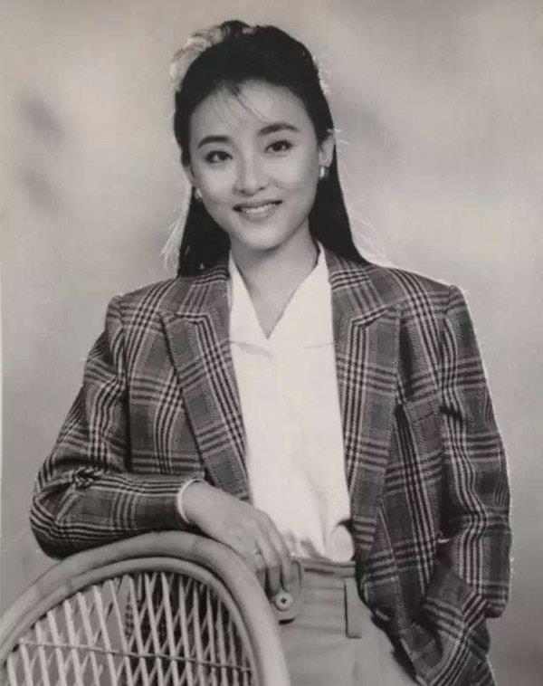给各台春晚气质主持打分,倪萍成经典,马凡舒初登台惊艳