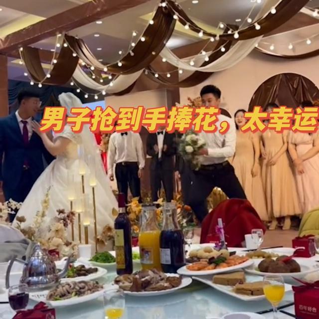 婚礼上收到了男友抢的手捧花，多么幸福啊
