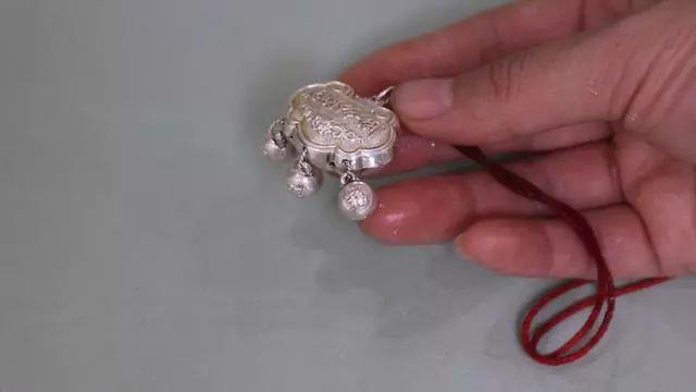 银饰发黑怎么清洗（清洗银首饰最推荐的3种方法）