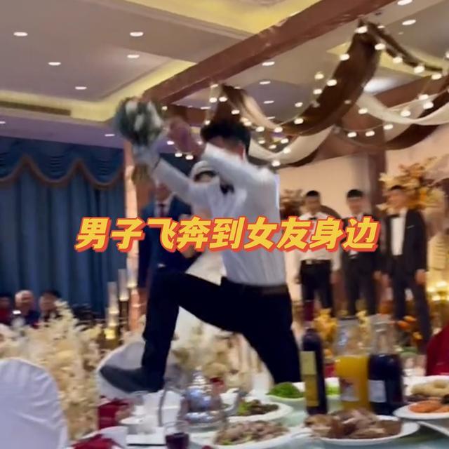 婚礼上收到了男友抢的手捧花，多么幸福啊