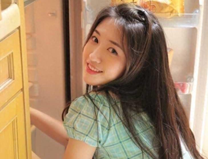 一个女孩子喜欢一个男孩子的表现(女生喜欢你的暗示)