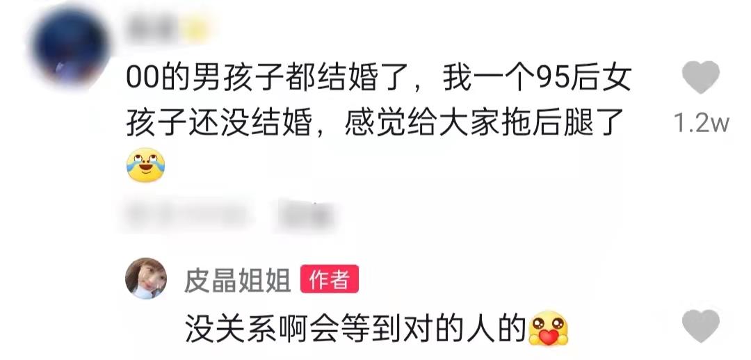 00后小伙刚满22岁带女友领证,羡煞不少网友