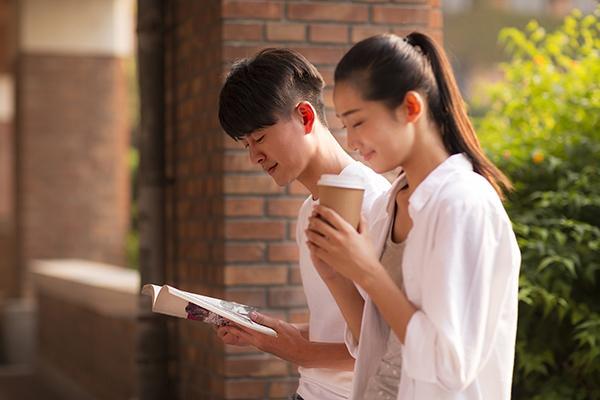青春期男孩喜欢男生怎么办（青春期女孩喜欢男孩正常吗）