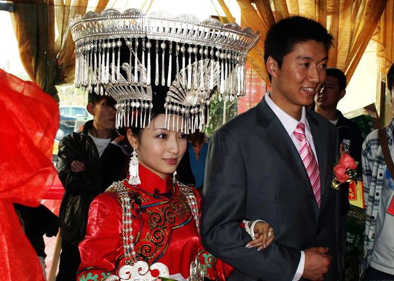 新奇有趣的少数民族婚俗(你的家乡结婚有哪些讲究呢)
