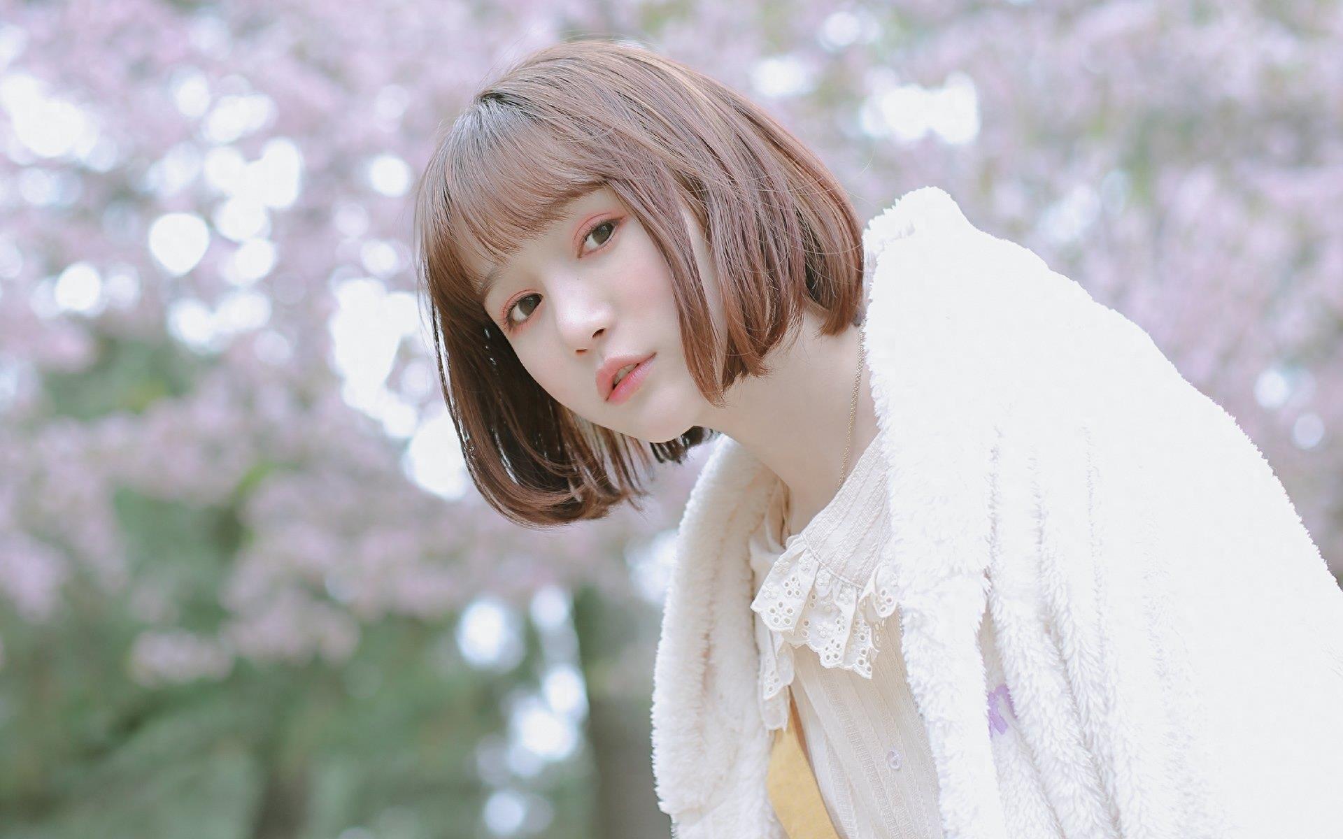怎么跟女孩子聊天找话题(如何找女生喜欢的话题)
