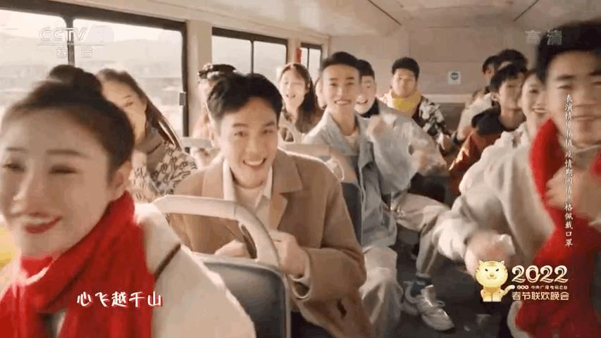 张若昀春晚高马尾错位图好好笑，还有一点点可爱！