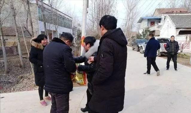 女孩相亲一天见了30多个男孩,称聊天像批奏折