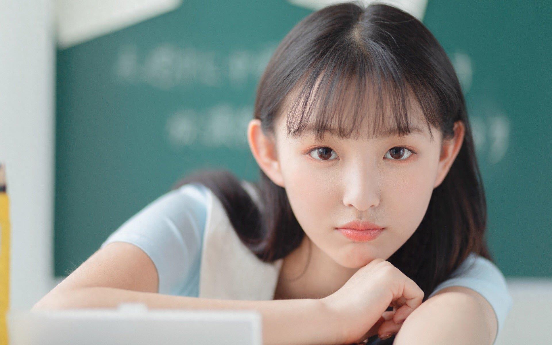 怎么跟女孩子聊天找话题(如何找女生喜欢的话题)